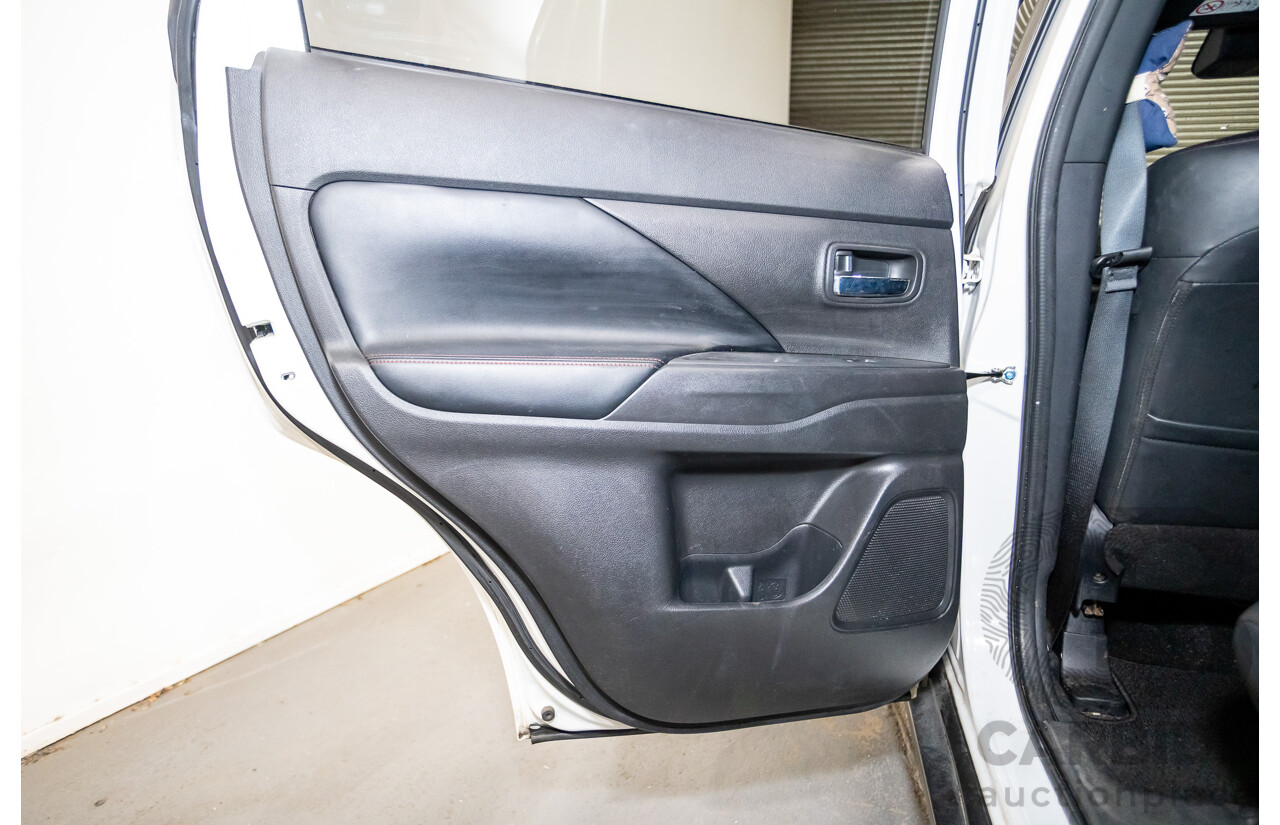 02/2020 Mitsubishi Outlander Black Edition 7  ZL MY20 4D Wagon Diamond White Pearl 2.4L - 7 Seats