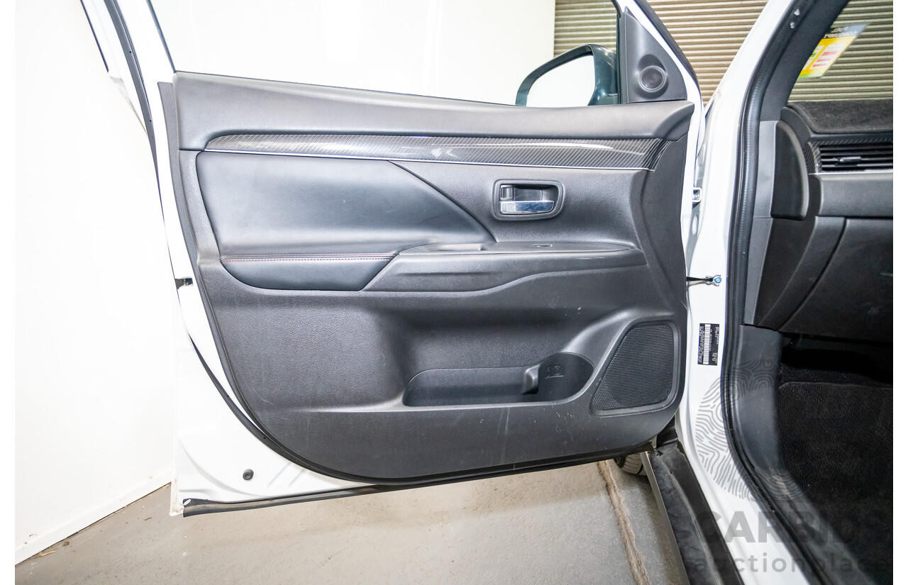 02/2020 Mitsubishi Outlander Black Edition 7  ZL MY20 4D Wagon Diamond White Pearl 2.4L - 7 Seats