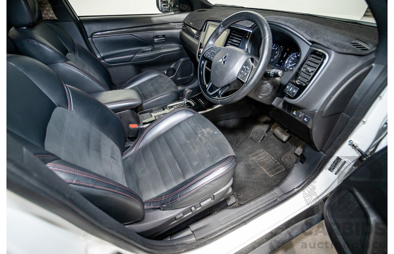 02/2020 Mitsubishi Outlander Black Edition 7  ZL MY20 4D Wagon Diamond White Pearl 2.4L - 7 Seats