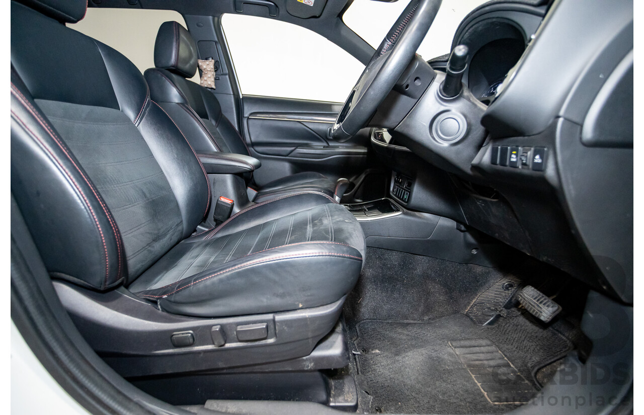 02/2020 Mitsubishi Outlander Black Edition 7  ZL MY20 4D Wagon Diamond White Pearl 2.4L - 7 Seats