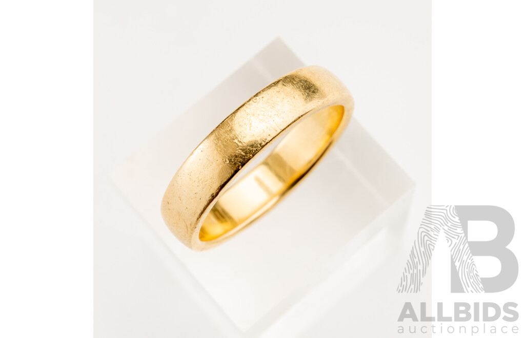 18ct Flat Curve Profile Wedding Ring, Size V, 9.13 Grams