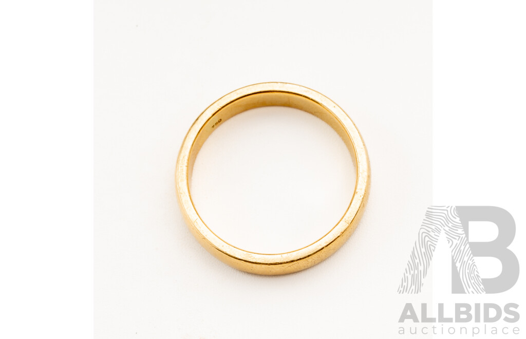 18ct Flat Curve Profile Wedding Ring, Size V, 9.13 Grams