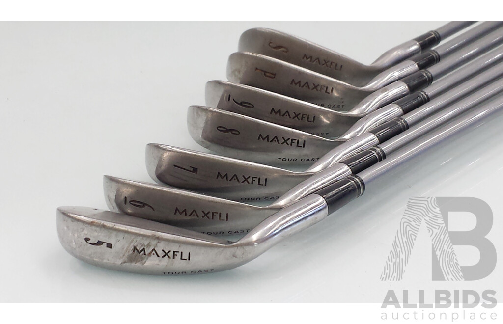Set of 7 Golf Clubs and Cleveland Carry Bag