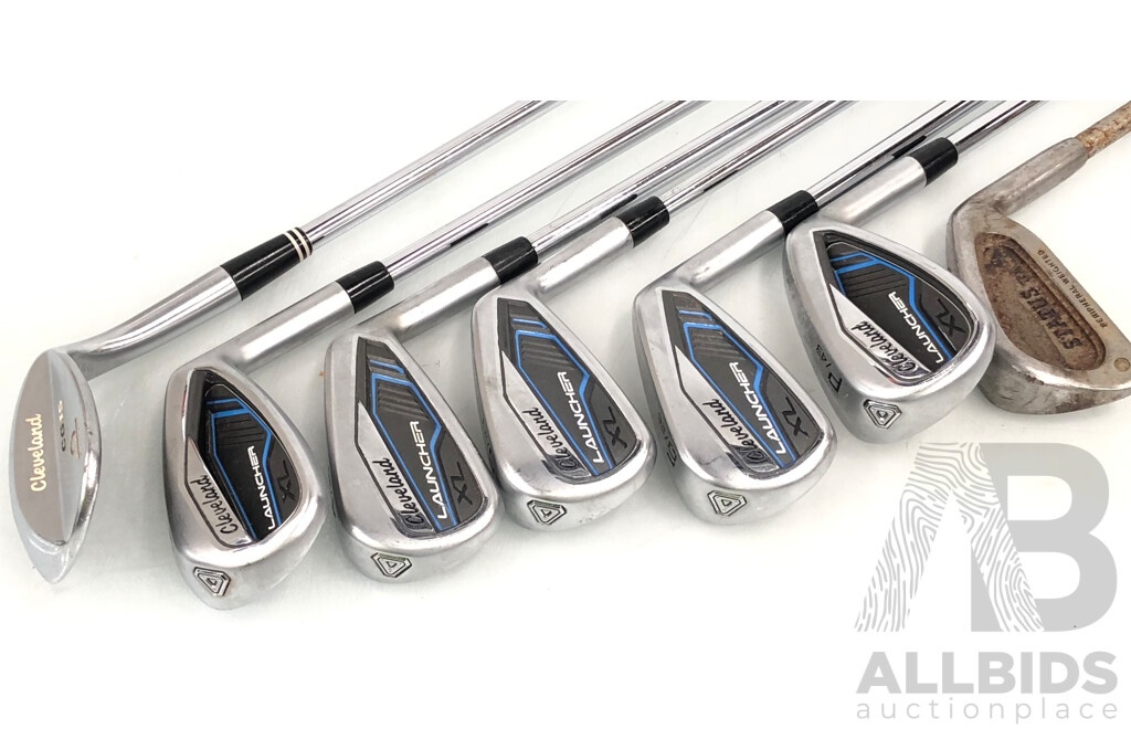 Set of 7 Golf Clubs and Cleveland Carry Bag