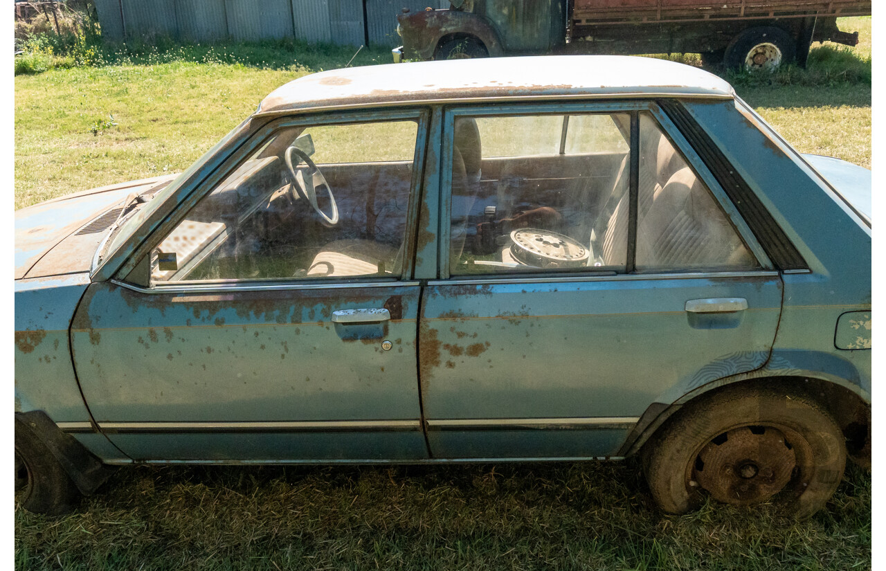6/1983 Ford Meteor GL GB 4d Sedan Blue 1.5L