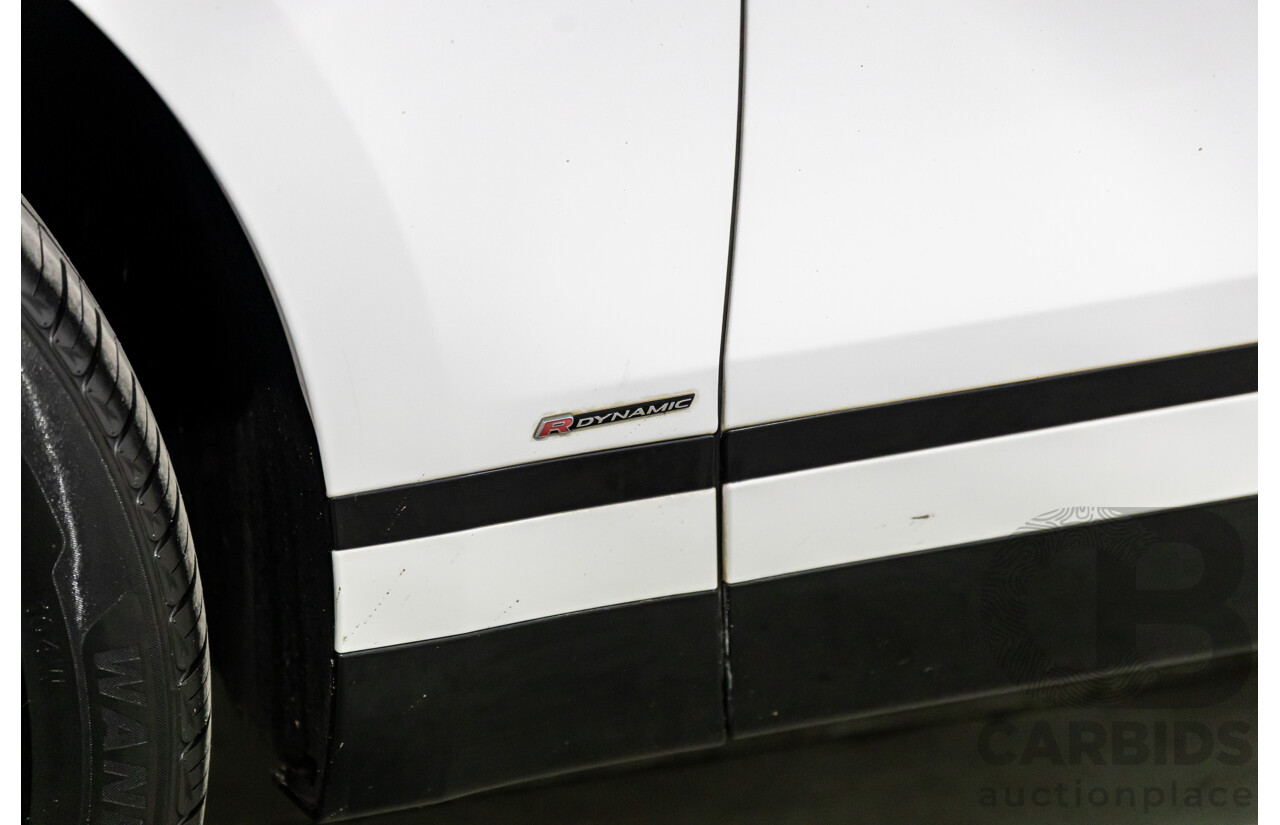 04/2019 Range Rover Velar P250 R-Dynamic S (AWD) L560 MY19.5 4d Wagon Fuji White/Santorini Black Roof Turbo 2.0L
