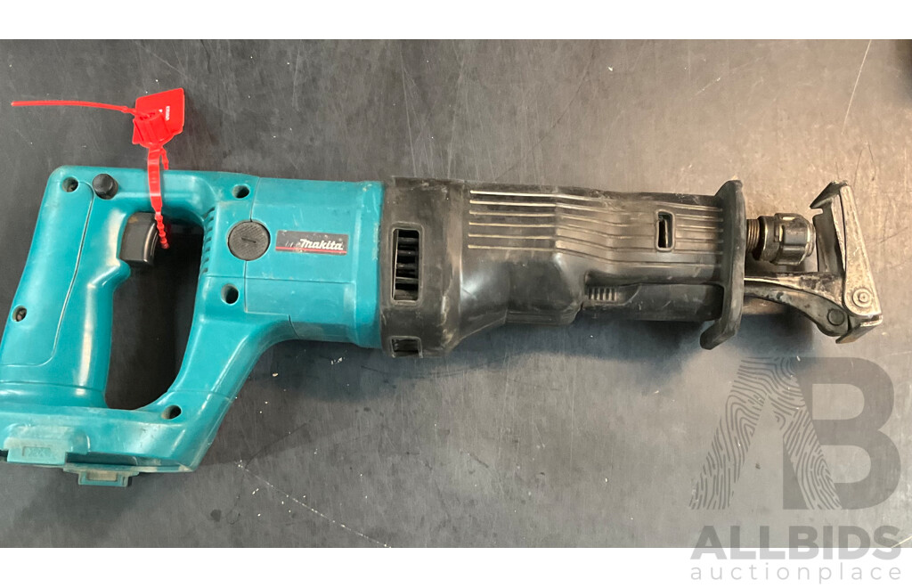 MAKITA 8443D,8444D Hammer Drill & Reciprocating Saw with 4 Batteies & Charger  - Lot of 9
