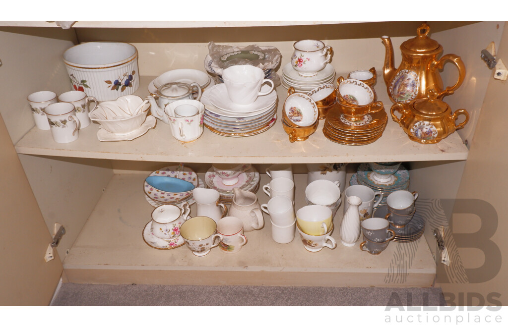 Large Quantity of Unsorted China, Glass and Silverware