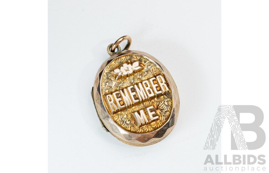 Vintage Yellow Gold Embossed Locket with 'Remember Me' and Engraved Cartouche, 35mm Long, 5.04 Grams