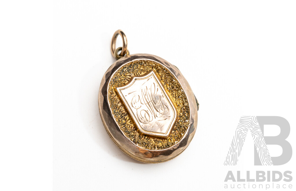 Vintage Yellow Gold Embossed Locket with 'Remember Me' and Engraved Cartouche, 35mm Long, 5.04 Grams