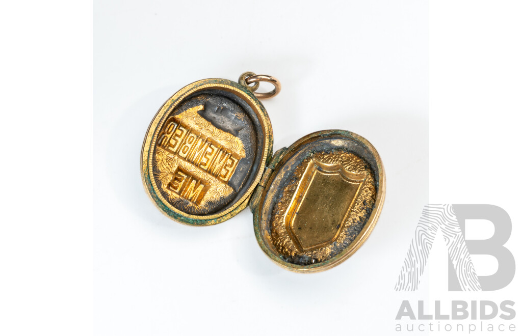 Vintage Yellow Gold Embossed Locket with 'Remember Me' and Engraved Cartouche, 35mm Long, 5.04 Grams