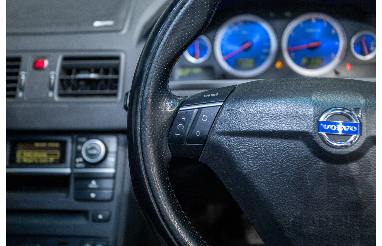 11/2010 Volvo XC90 V8 R-Design (4x4) MY11 4d Wagon Ice White V8 4.4L