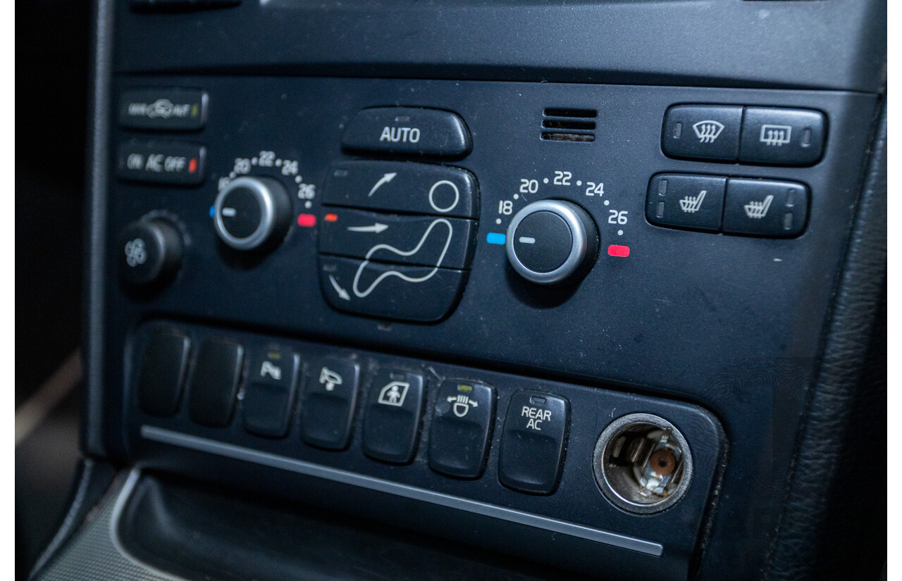 11/2010 Volvo XC90 V8 R-Design (4x4) MY11 4d Wagon Ice White V8 4.4L