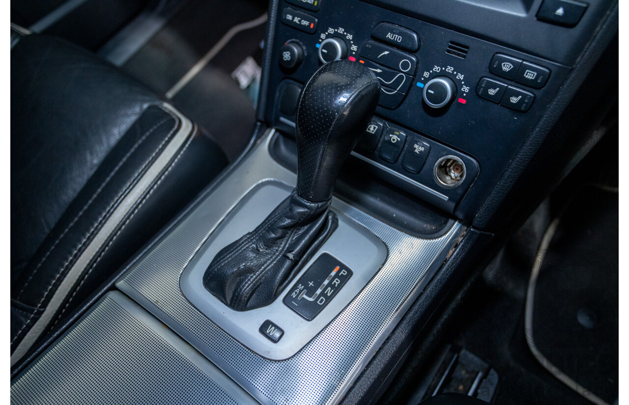 11/2010 Volvo XC90 V8 R-Design (4x4) MY11 4d Wagon Ice White V8 4.4L