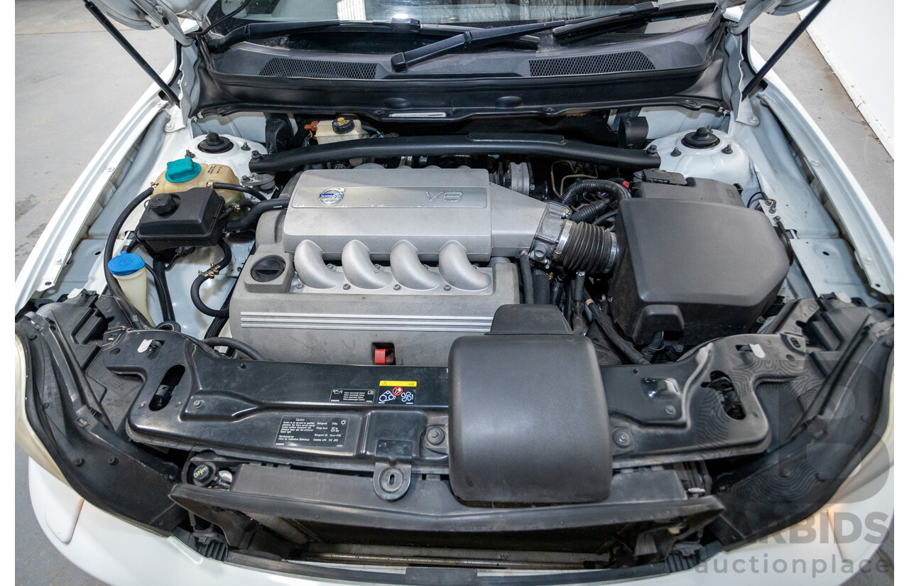 11/2010 Volvo XC90 V8 R-Design (4x4) MY11 4d Wagon Ice White V8 4.4L