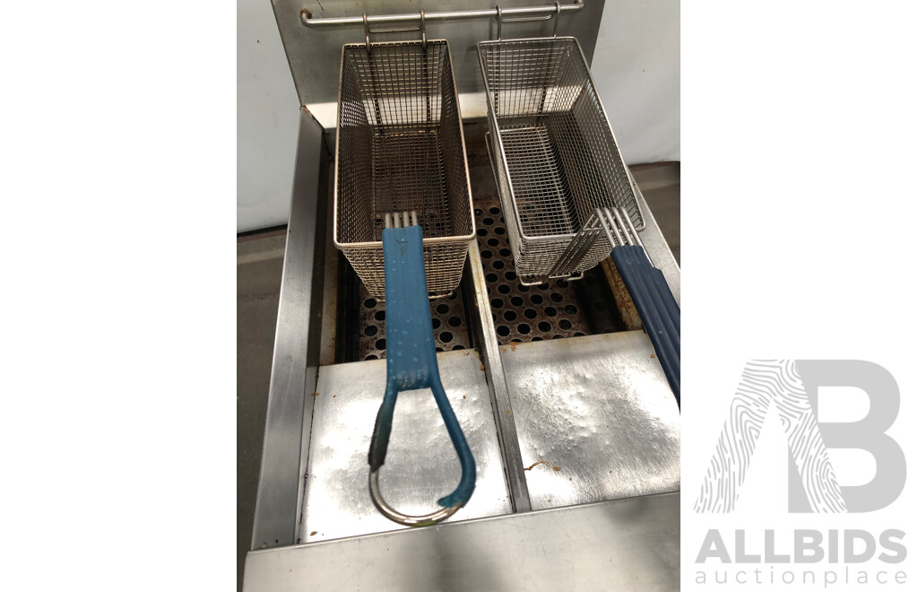 Waldorf Stainless Steel 450mm Twin Pan Natural Gas Deep Fryer