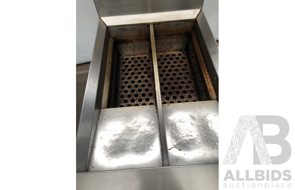 Waldorf Stainless Steel 450mm Twin Pan Natural Gas Deep Fryer