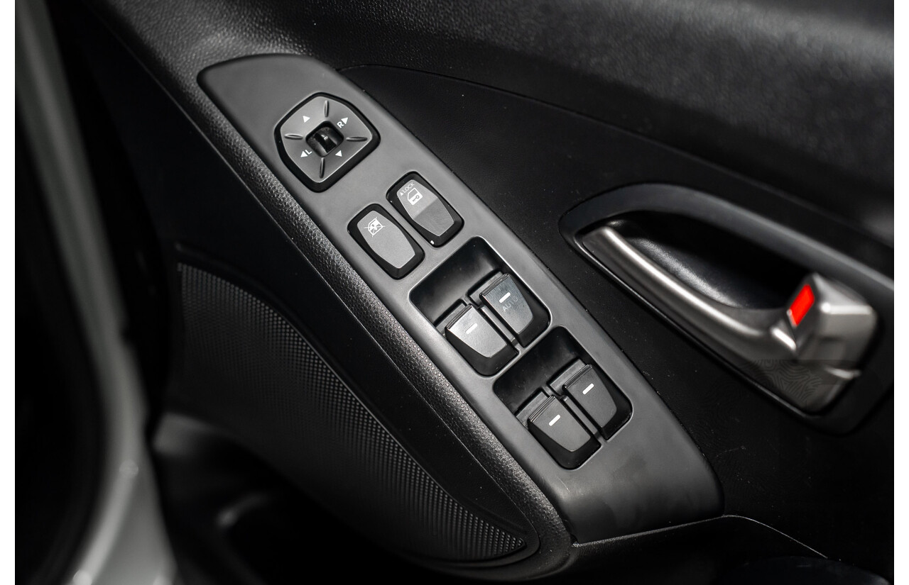 2/2012 Hyundai Ix35 Active (FWD) LM MY12 4d Wagon Eco Green Metallic 2.0L