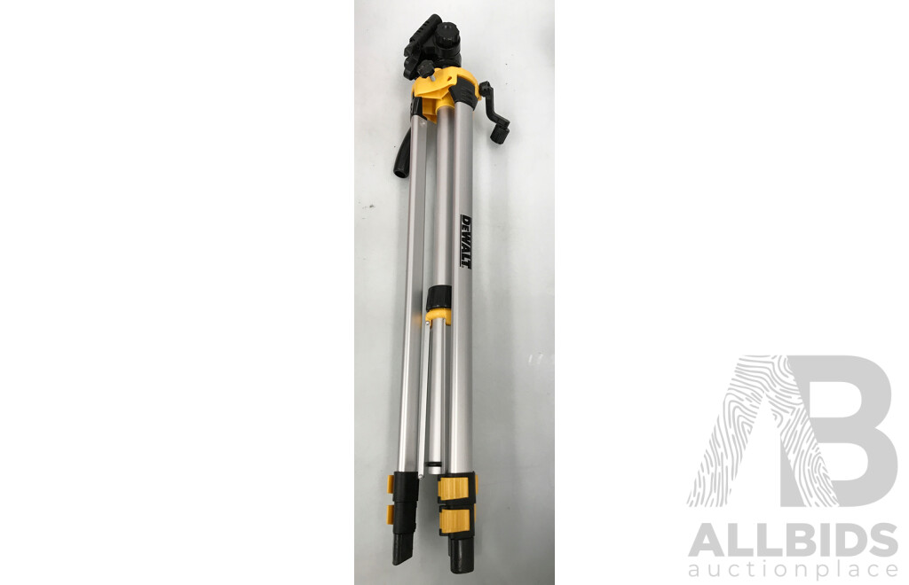 DeWalt (DW088CG) Cross Line Laser Green with Mini Tripod