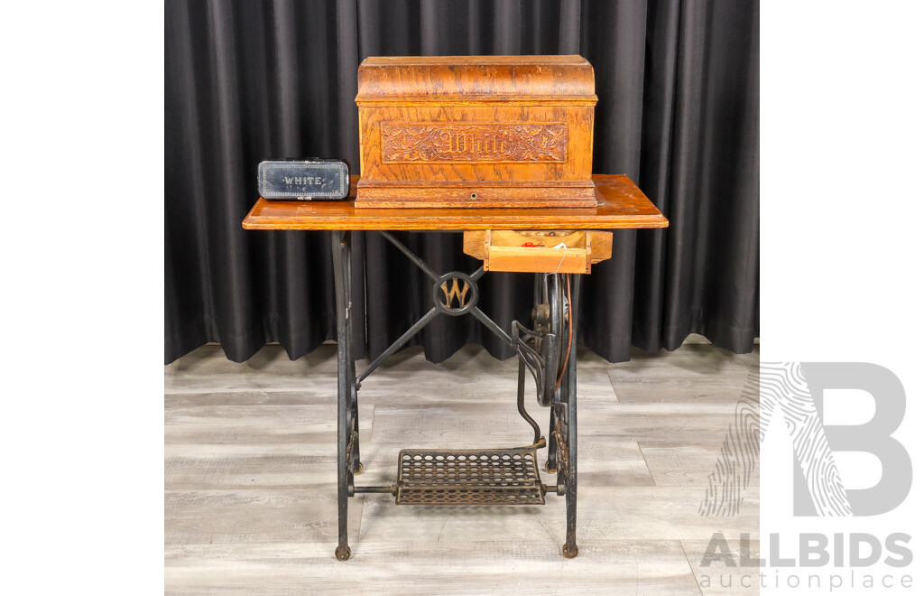Vintage White & Co Tredale Based Sewing Machine in Oak Case