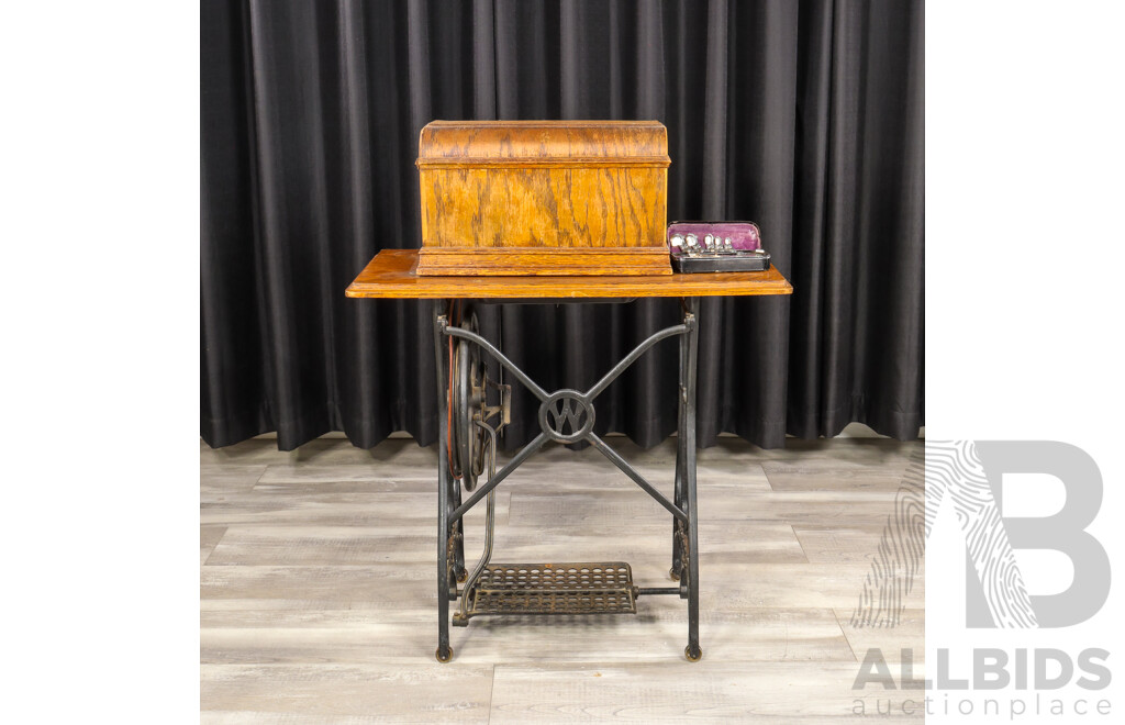 Vintage White & Co Tredale Based Sewing Machine in Oak Case