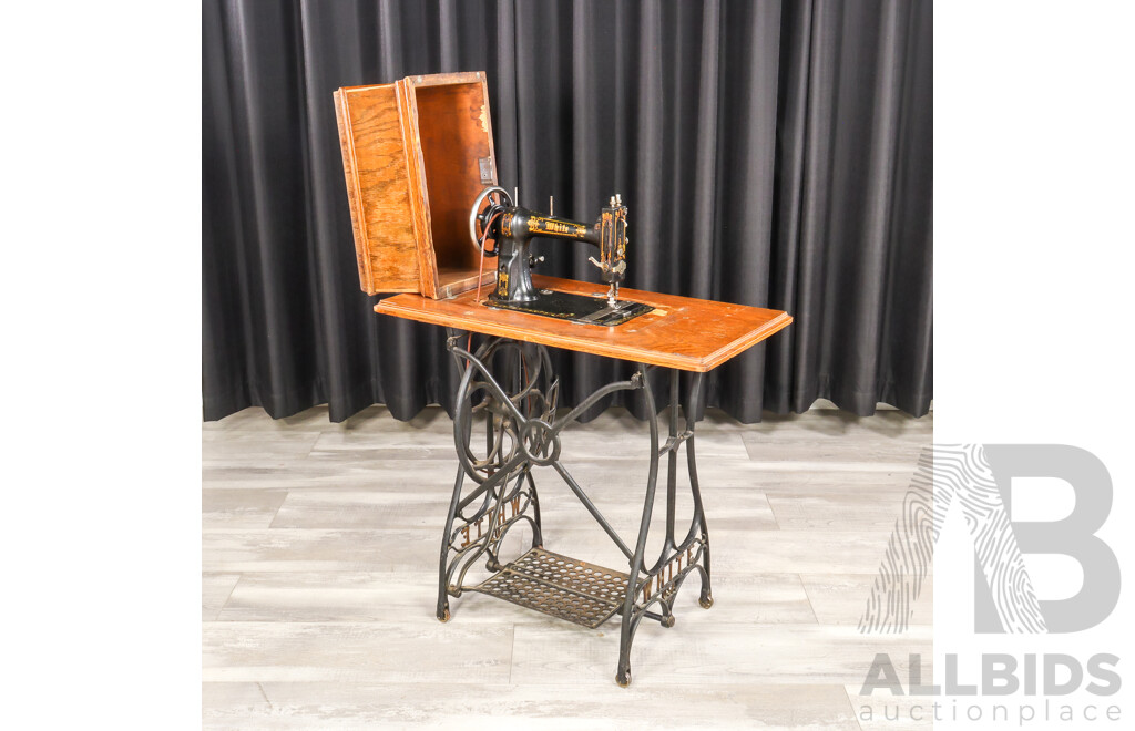 Vintage White & Co Tredale Based Sewing Machine in Oak Case