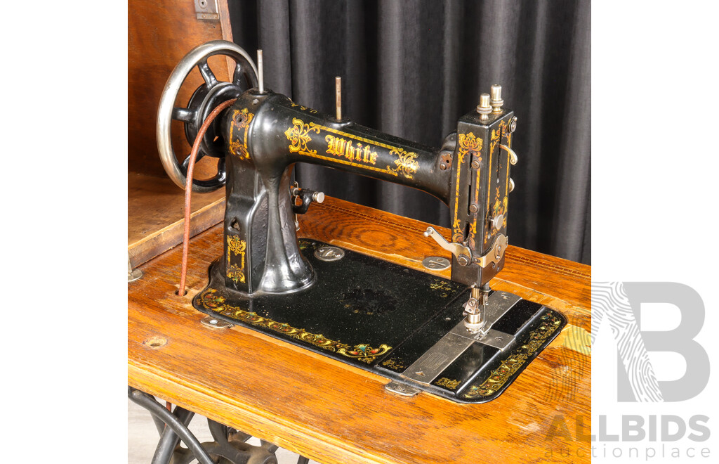 Vintage White & Co Tredale Based Sewing Machine in Oak Case