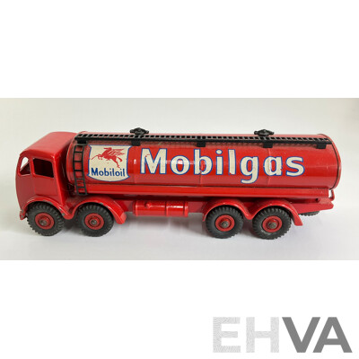 Dinky Toys 941 Foden 14 Ton Tanker 'Mobilgas'