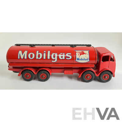 Dinky Toys 941 Foden 14 Ton Tanker 'Mobilgas'