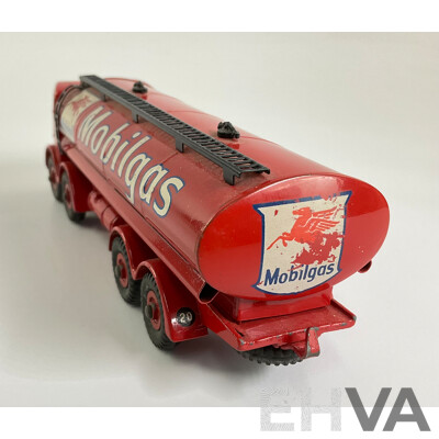 Dinky Toys 941 Foden 14 Ton Tanker 'Mobilgas'
