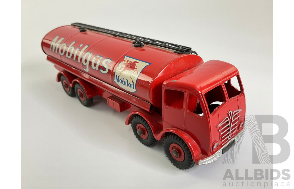 Dinky Toys 941 Foden 14 Ton Tanker 'Mobilgas'