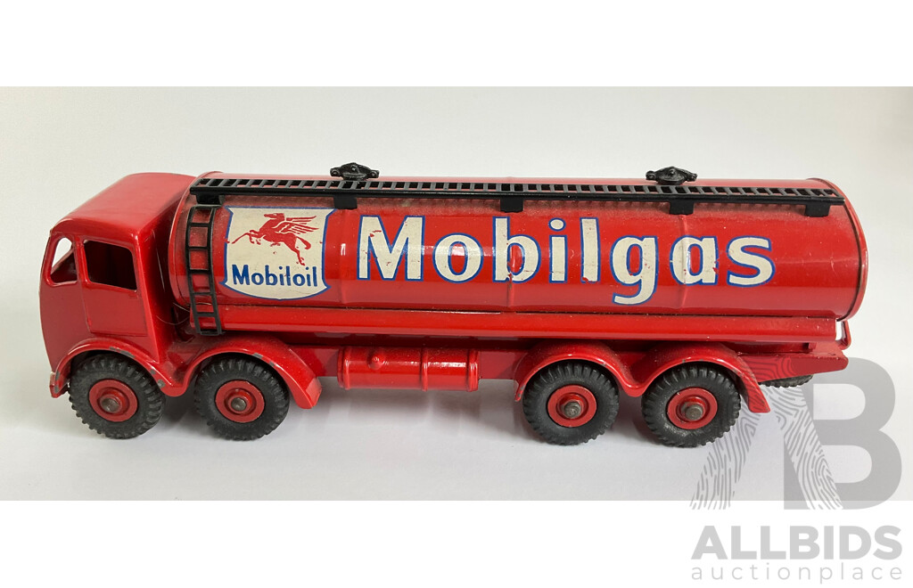 Dinky Toys 941 Foden 14 Ton Tanker 'Mobilgas'