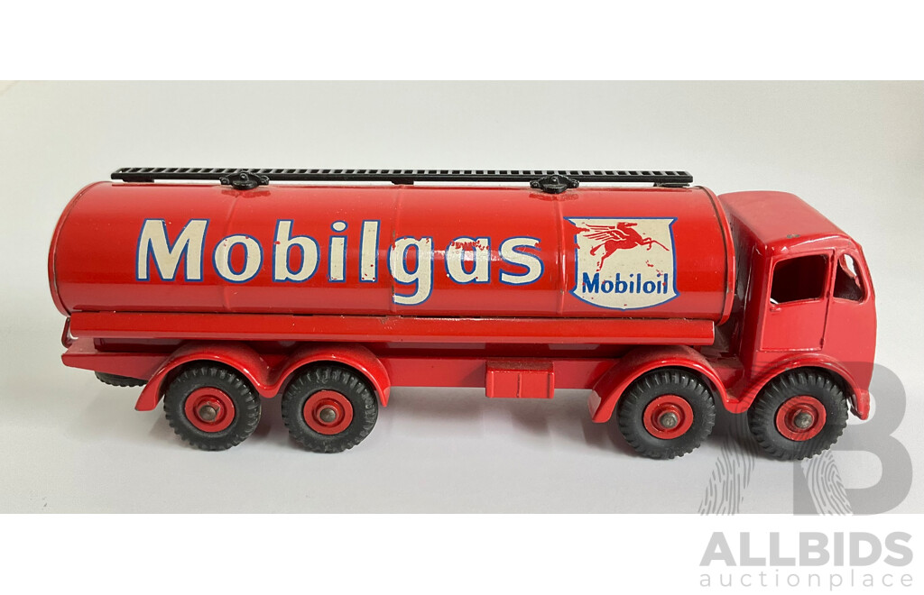 Dinky Toys 941 Foden 14 Ton Tanker 'Mobilgas'