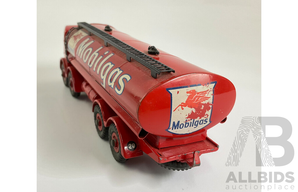 Dinky Toys 941 Foden 14 Ton Tanker 'Mobilgas'