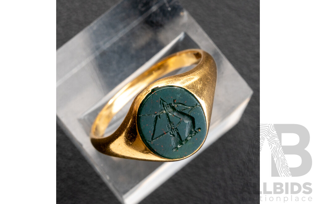 Hardy Bros 18ct Bloodstone Signet Ring with Bow & Arrow Intaglia, Size T, 4.89 Grams