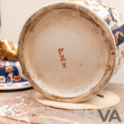 Antique Japanese Imari Hand Painted Lidded Urn with Shishi Finial to Top