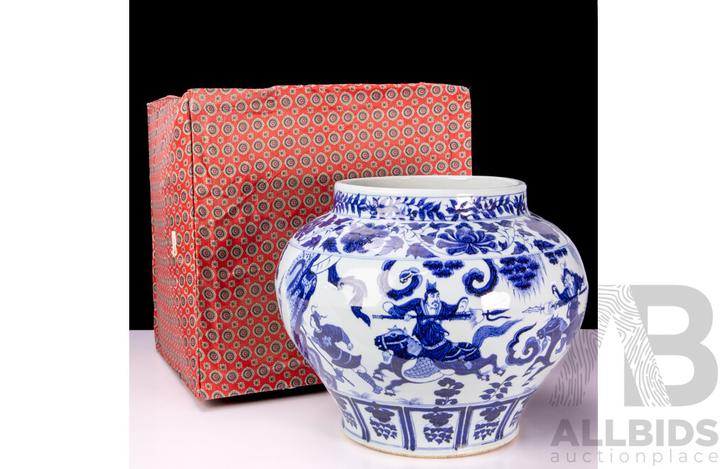 Large Chinese Hand Decorated Blue and White Porcelain Vase in Presentation Box