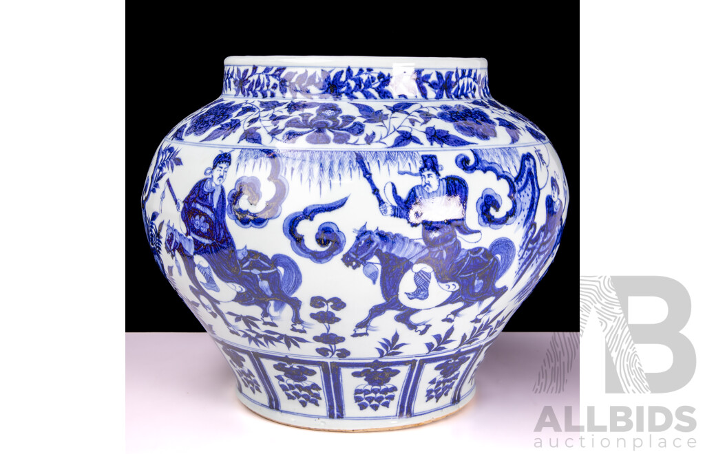Large Chinese Hand Decorated Blue and White Porcelain Vase in Presentation Box