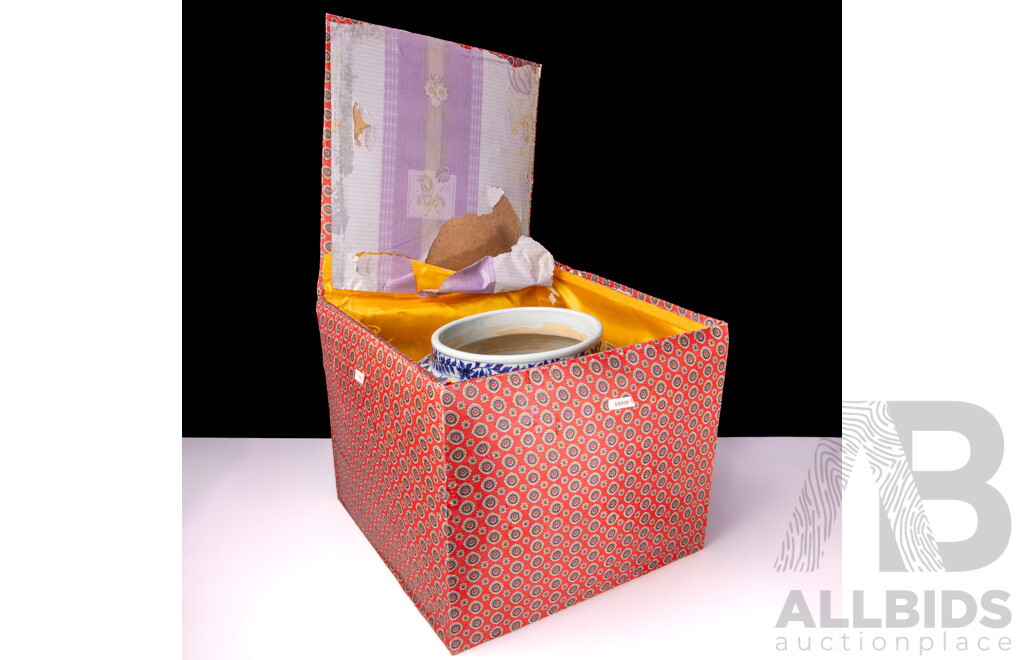 Large Chinese Hand Decorated Blue and White Porcelain Vase in Presentation Box