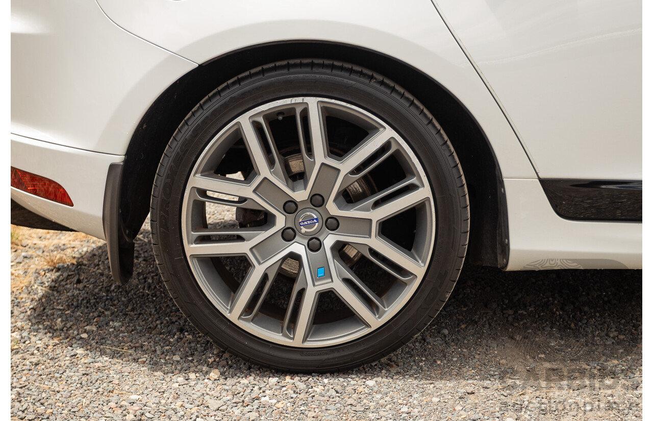 12/2016 Volvo XC60 D5 R-Design (AWD) DZ MY17 4D Wagon Ice White Turbo Diesel 2.4L