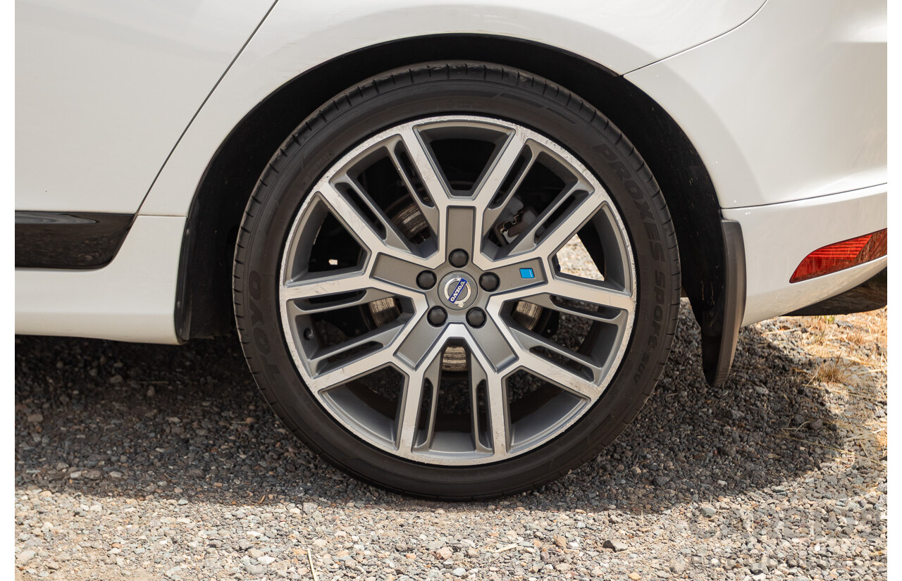 12/2016 Volvo XC60 D5 R-Design (AWD) DZ MY17 4D Wagon Ice White Turbo Diesel 2.4L