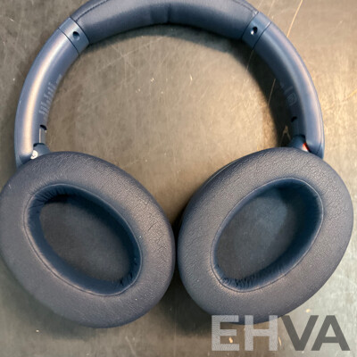 SONY WH-XB910N Noise Cancelling Wireless Headphones & Mirabella Genio Projector