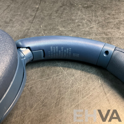 SONY WH-XB910N Noise Cancelling Wireless Headphones & Mirabella Genio Projector