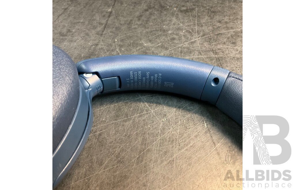 SONY WH-XB910N Noise Cancelling Wireless Headphones & Mirabella Genio Projector