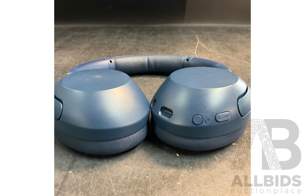 SONY WH-XB910N Noise Cancelling Wireless Headphones & Mirabella Genio Projector
