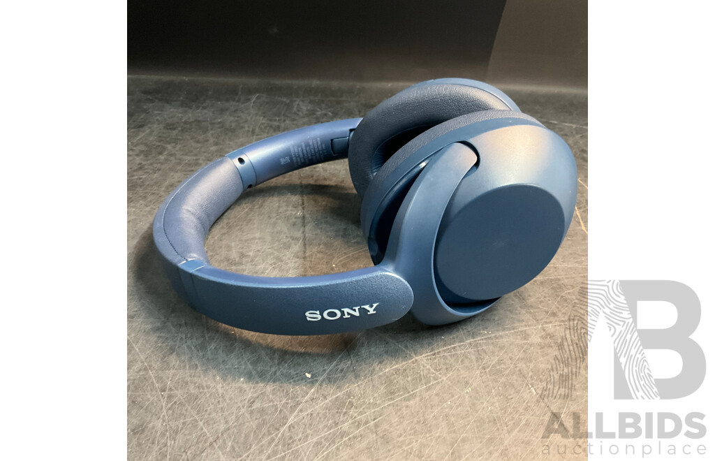SONY WH-XB910N Noise Cancelling Wireless Headphones & Mirabella Genio Projector
