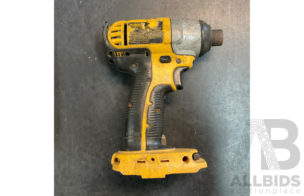 DeWALT Impact Driver & Hammerdrill in Carry Box with 2 Battery and Charger