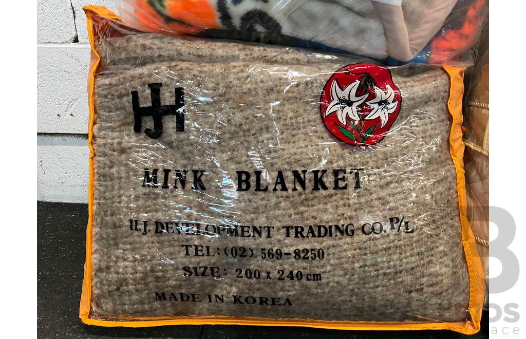 Assorted Vinage Manchester and Blankets - Lot of 4
