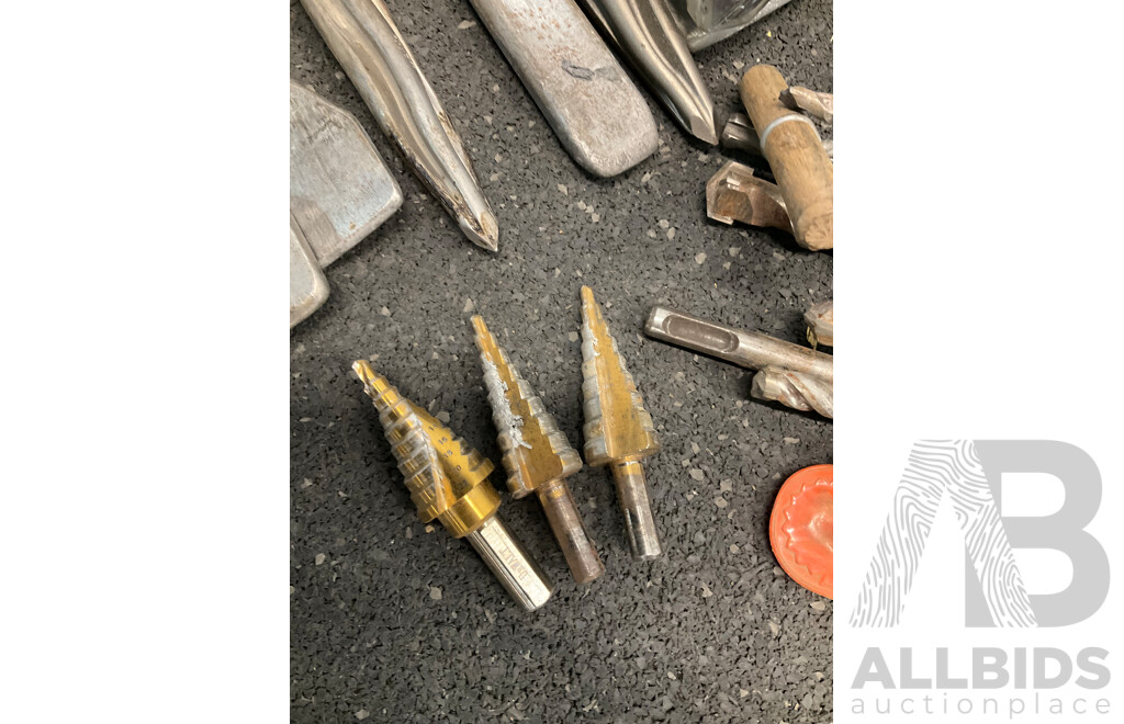 STANLEY Tool Bag with Assorted Drilling and Demolitoin Bits 