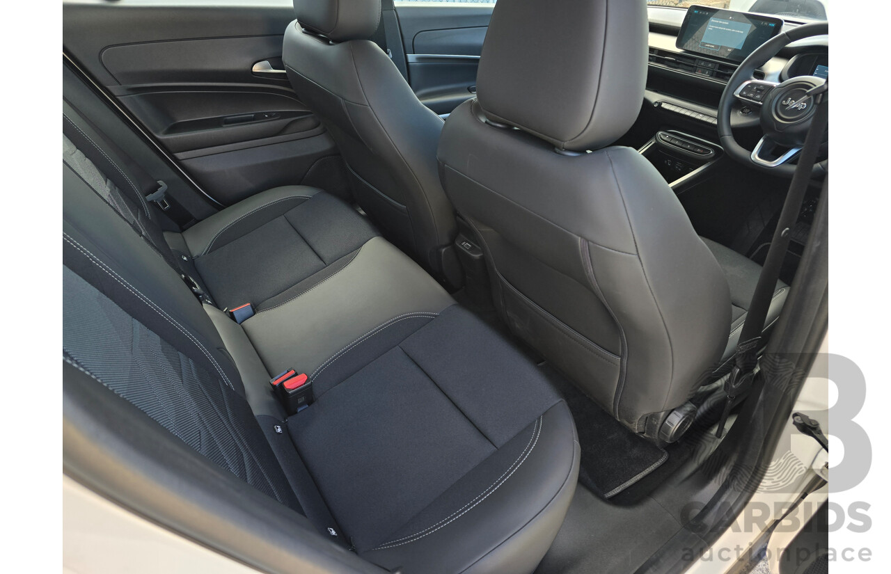 09/2024 Jeep Avenger Limited JJ MY24 4d Wagon Snow White with Volcano Black Roof Dedicated Electric EV 115kw